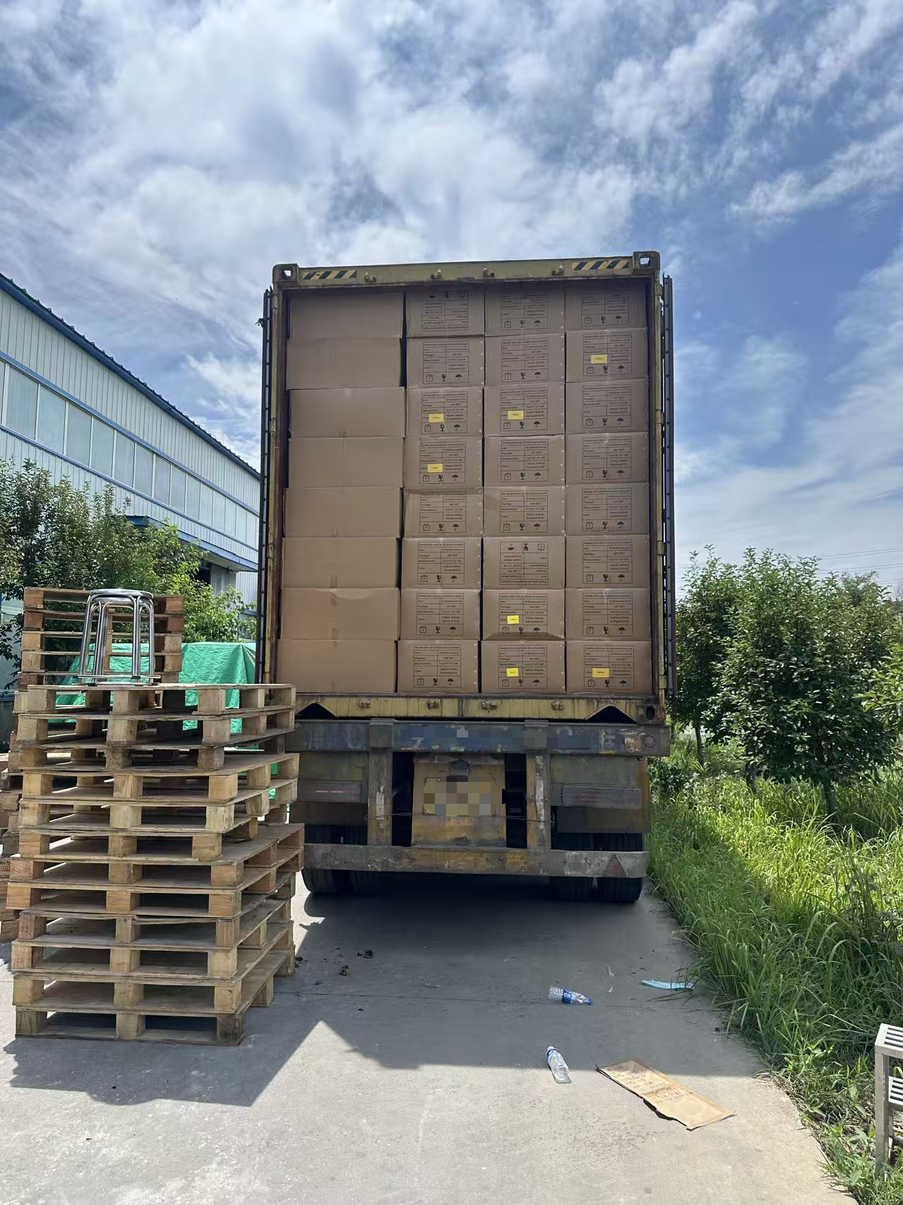 PET egg trays container loading at China egg tray factory